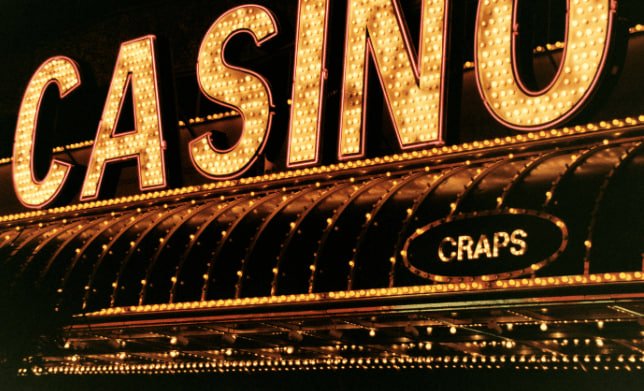 f61 com Live Casino ကို mobile ဖြင့် KBZPay ငွေသွင်းကာ ကစားနေသော မြင်ကွင်း