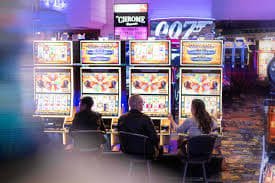 f61 com Live Casino Baccarat table တွင် dealer နှင့် ကစားသမားများ